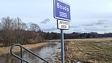 Woda na polach i drogach. Służby monitorują stan rzek na Żuławach Wiślanych Woda na polach i drogach. Służby monitorują stan rzek na Żuławach Wiślanych